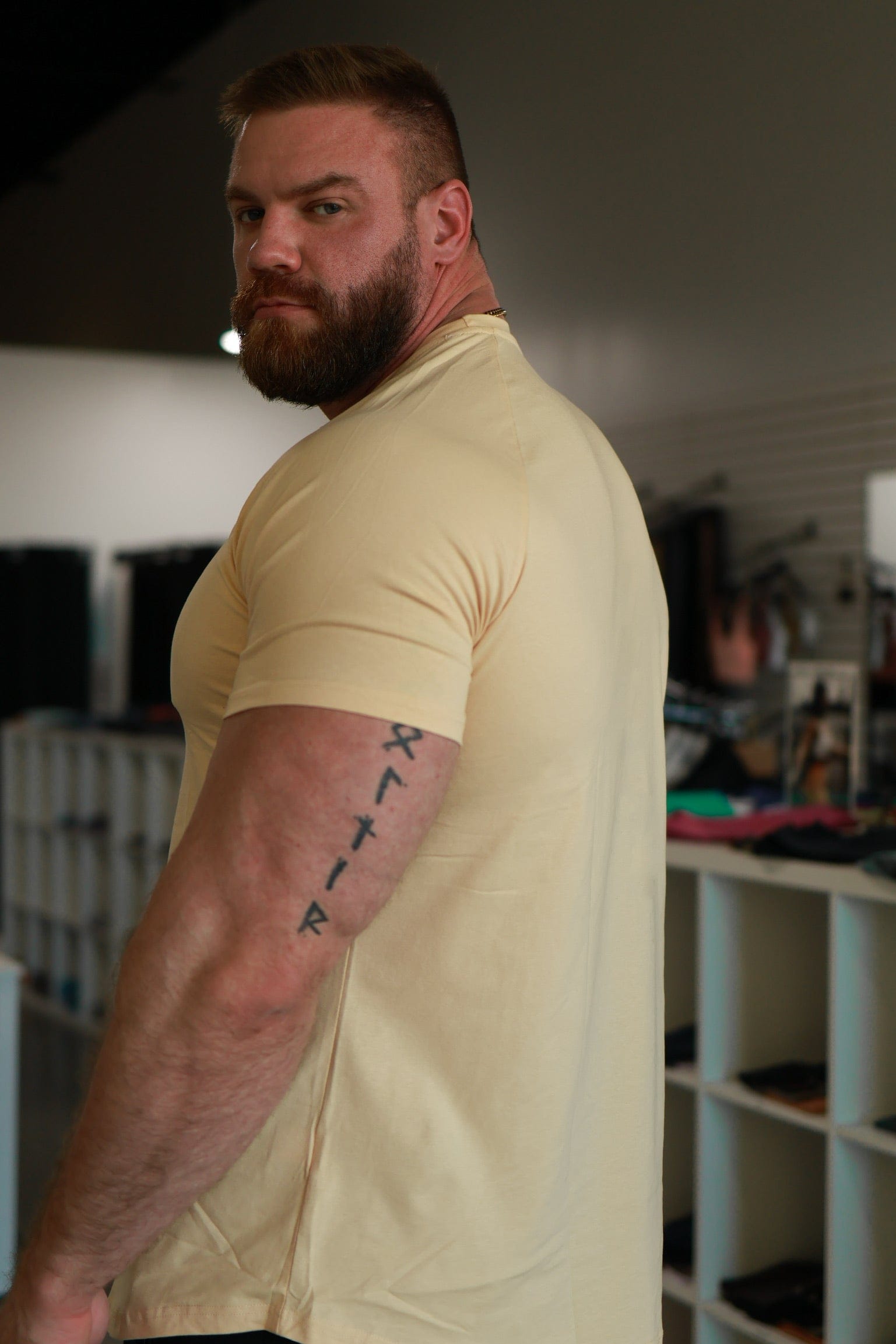 Free Spirit Outlet Men's Scoop Tee