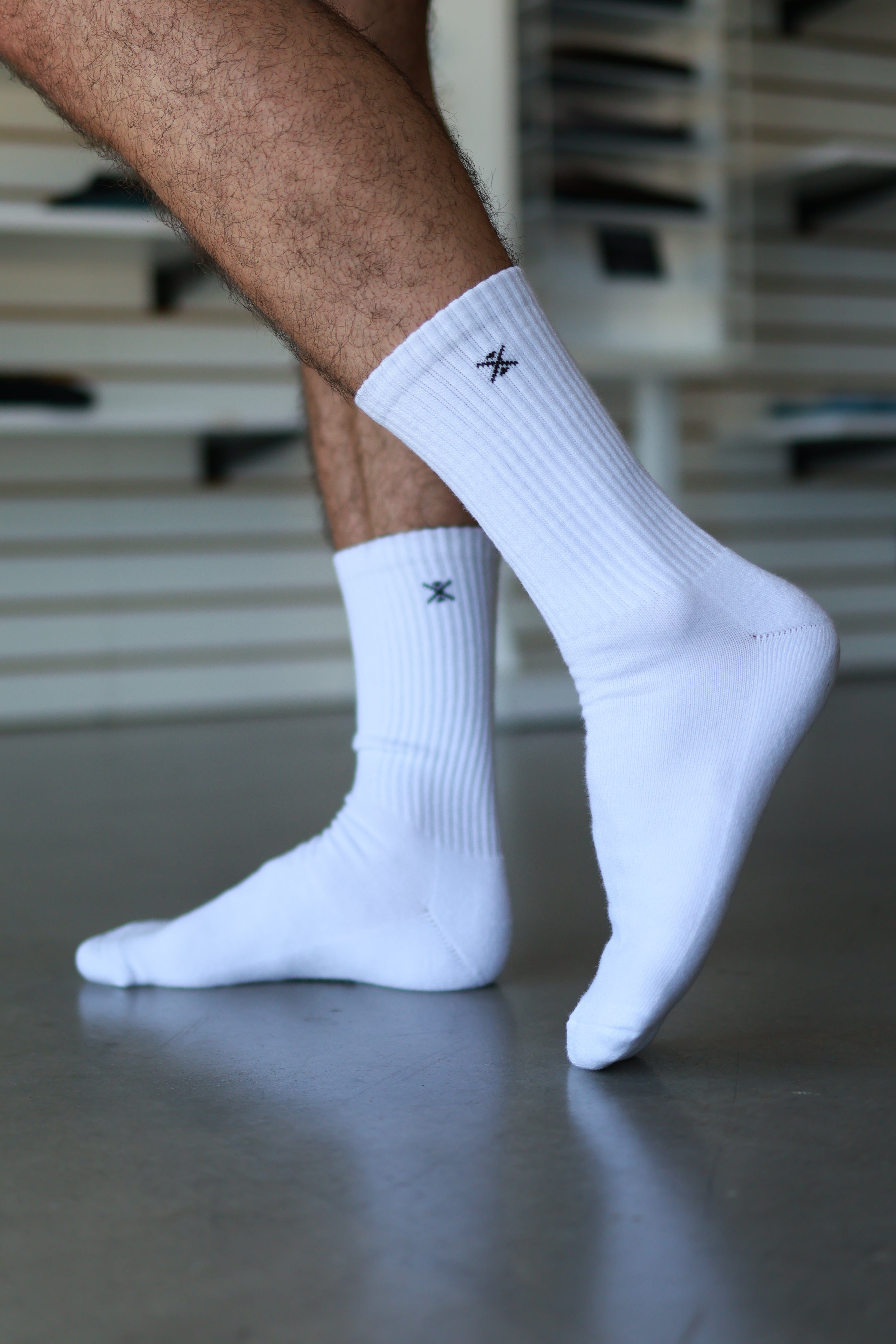 Free Spirit Outlet L (Men’s) / White Crew Socks